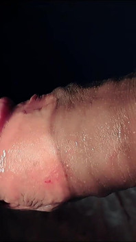 Intim close-up: bibir terkunci dalam ekstasi