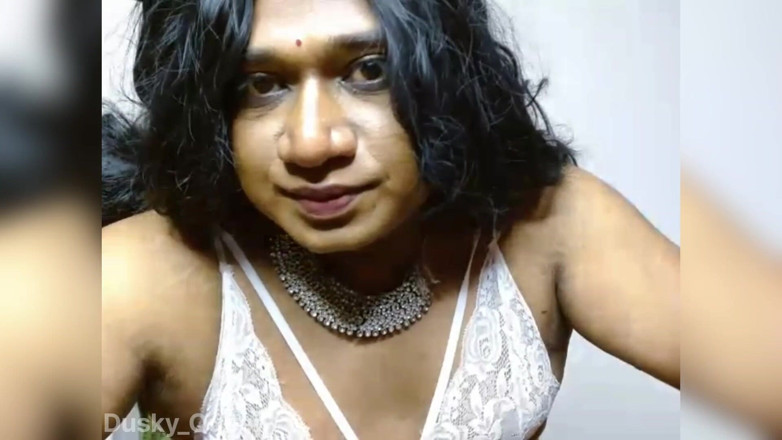 akhilzq: Akhila Dusky Trans memerah buah dadanya dan mengusap zakar
