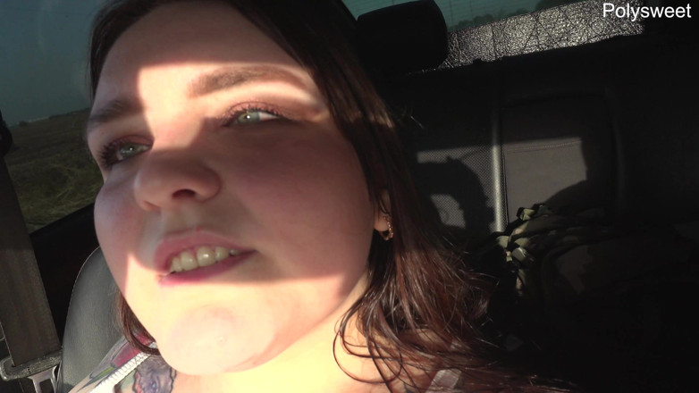 Polly Sweet: Muschi spielt im Auto – Brüste, Beine, in der Öffentlichkeit