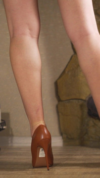 Tante seksi amatir menggoda betisnya sambil ngusap sepatu hak tinggi barunya
