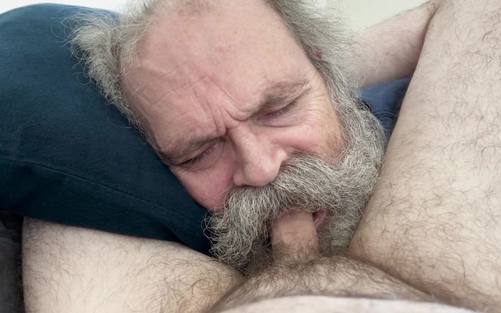 FuzzyBeardBoy: Tati cu mustață venerează pula, înghite spermă