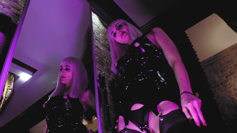 Eva Latexxx: 火辣恋物癖情妇eva latex展示大黑色假阳具玩具女主人domina单人扭交