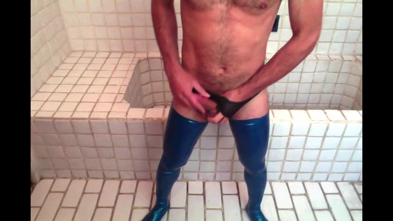 Demon Maniac 33: Femboy Sissy Cosplay em Látex Blue Meias e Máscara