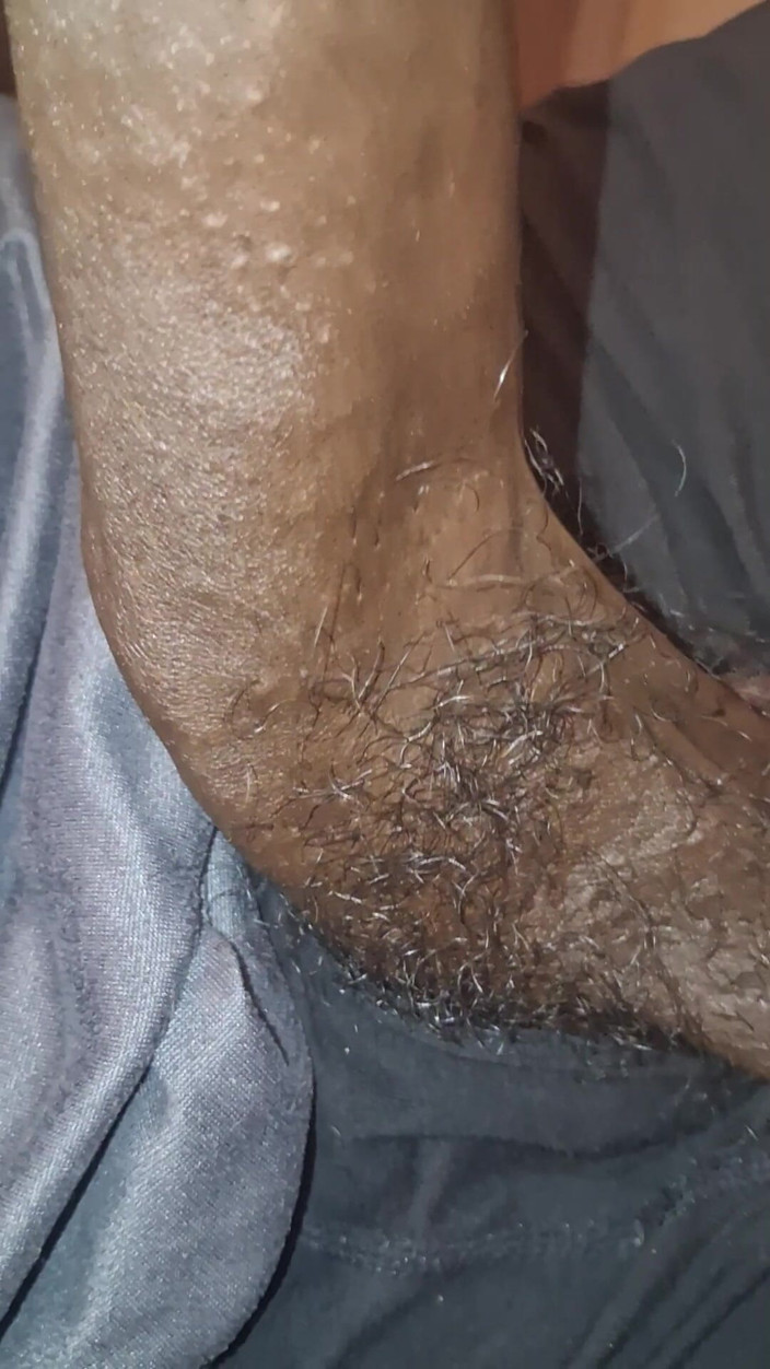 Chocolate Meat Stick: Membelai kontol hitam besar yang belum dipotong melalui pakaian dalam