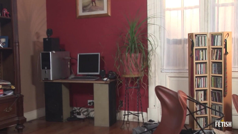 Gay Diaries: Bruneta gay twink este futută în cur pe scaun