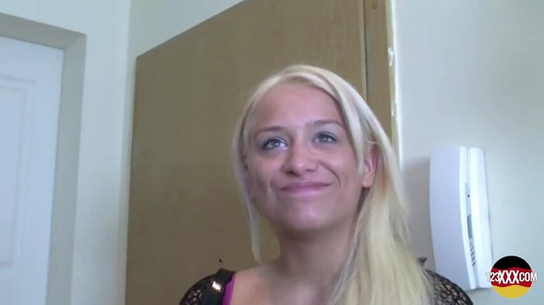 123XXX - 100% Amateurs: 热辣的德国熟女对着一个坚硬的鸡巴男人拍打她的屁股