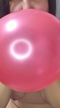 Saya melancap dengan belon saya, dildo, dan saya akhirnya