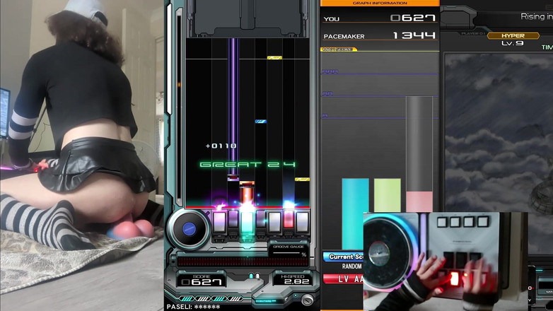 Rainbow Femboy: Femboy Raine beatmania iidx oynarken oyuncaklara biniyor