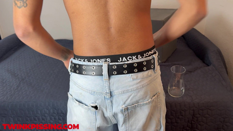 Twink Pissing: Teo 20 yr soyunuyor, yarağıyla oynuyor ve işiyor