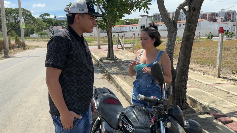 ManuelaAlvarez: Encuentro a Una Sexi Culona Chica Con Su Moto Varada...
