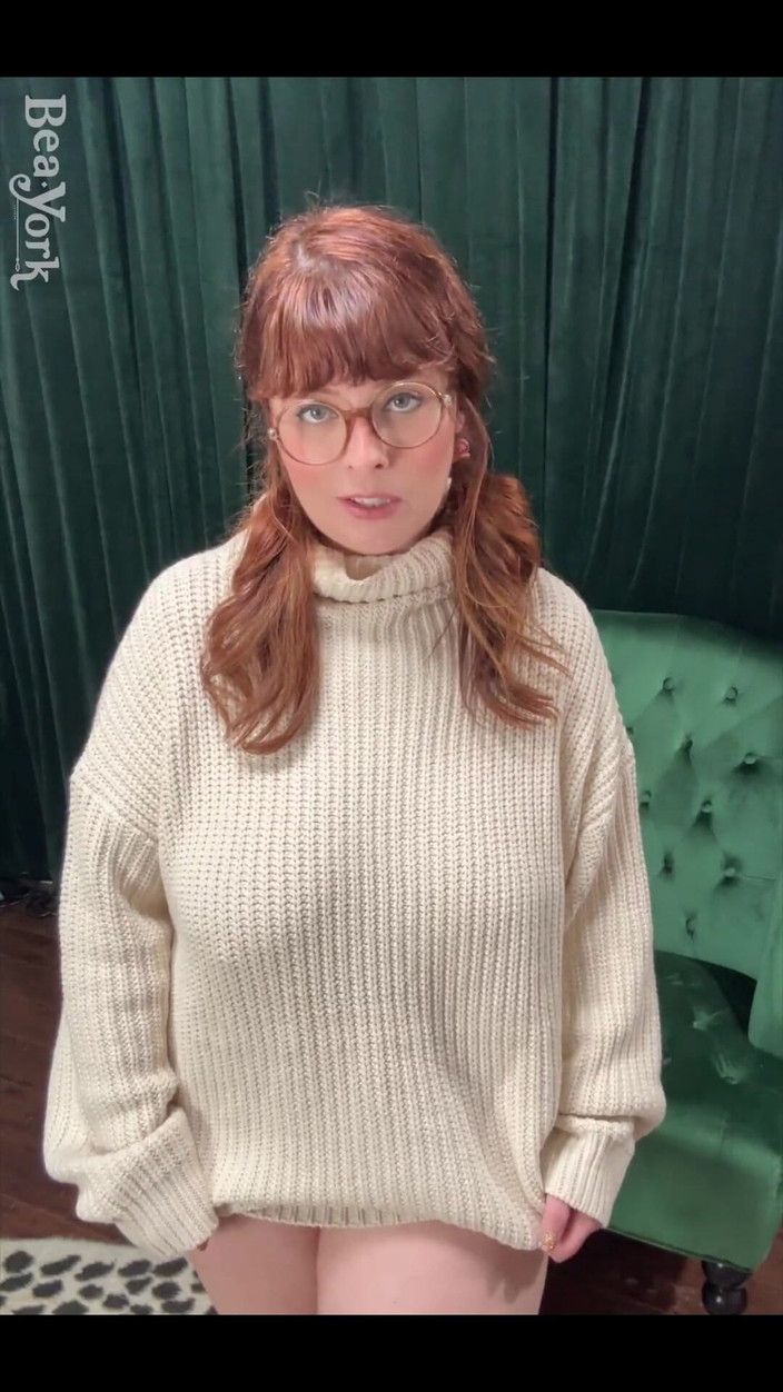 Bea York: Sweater seksi ini nggak pernah keluar dari sweter seksi ini