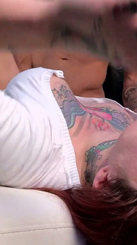 Sucia culona tatuada puta Tallulah Thorne en un trío hardcore con dp con dos dotados dotados