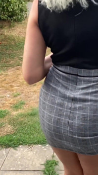 晚上出去的只是我在晚上出去的迷你礼服，哦，还有一点相机在看我的礼服