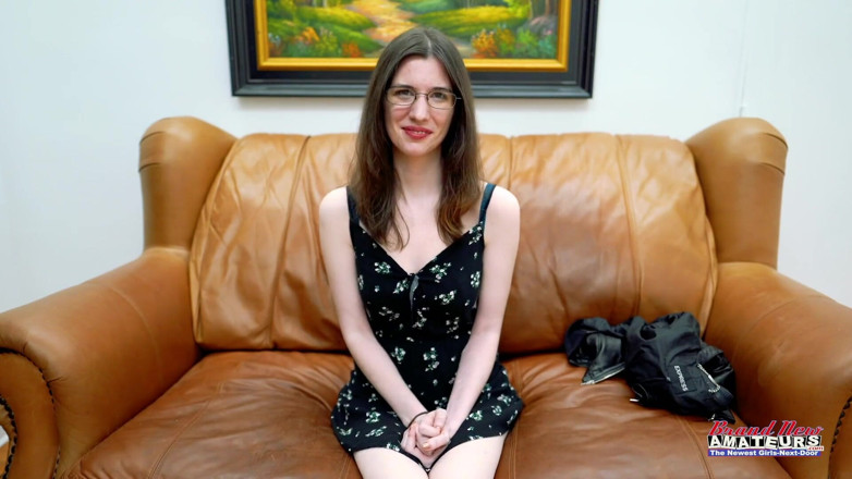 Brand New Amateurs: Část 1 ze 2 submisivní podivná MILFka se svléká před kamerou, saje...
