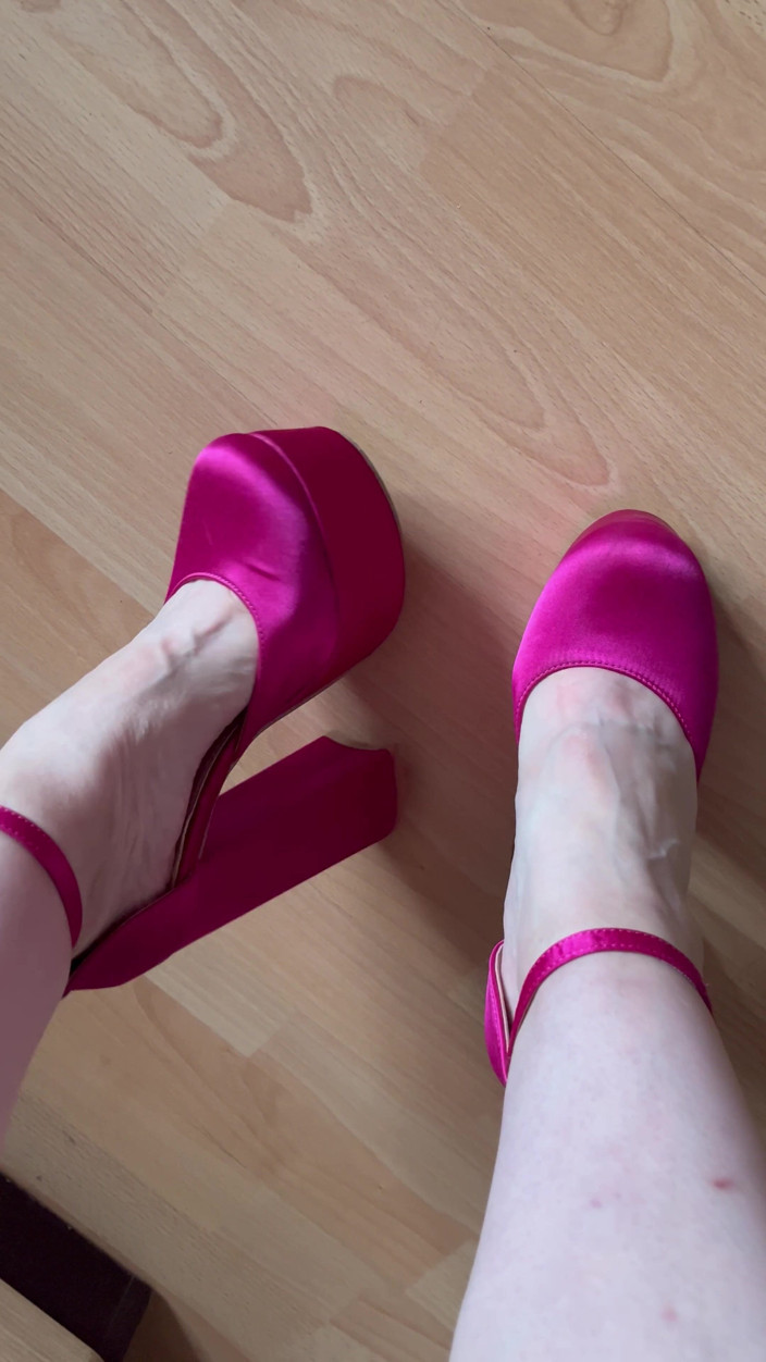 Feet: ऊँची एड़ी के जूते में चलने की आवाज़ें