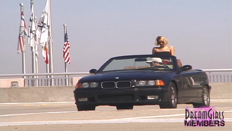 Dream Girls: Payudara besar Mindys ada di layar penuh di tampa