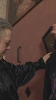 Vernederend piercing poesje met dildo gepenetreerd