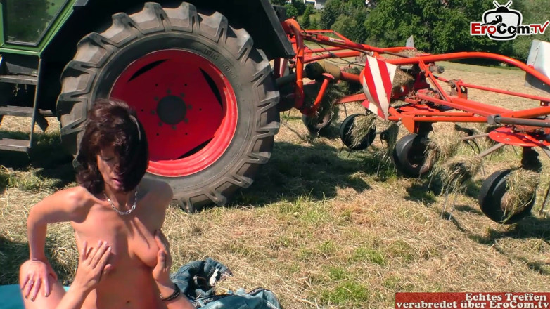 EroCom: Wanita matang menggoda petani untuk berkongkek di sebelah traktor di...