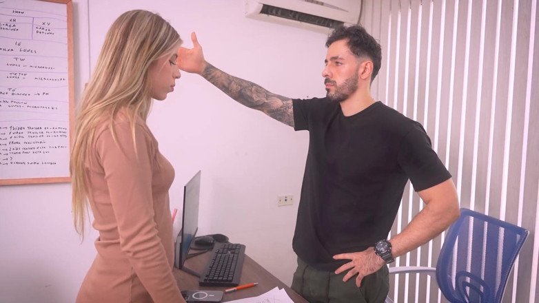 JuanBustosTV: POV cumshot - Ik behaagde mijn woedende baas met een natte...