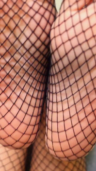 Une salope aux pieds bave pour des pieds en résille