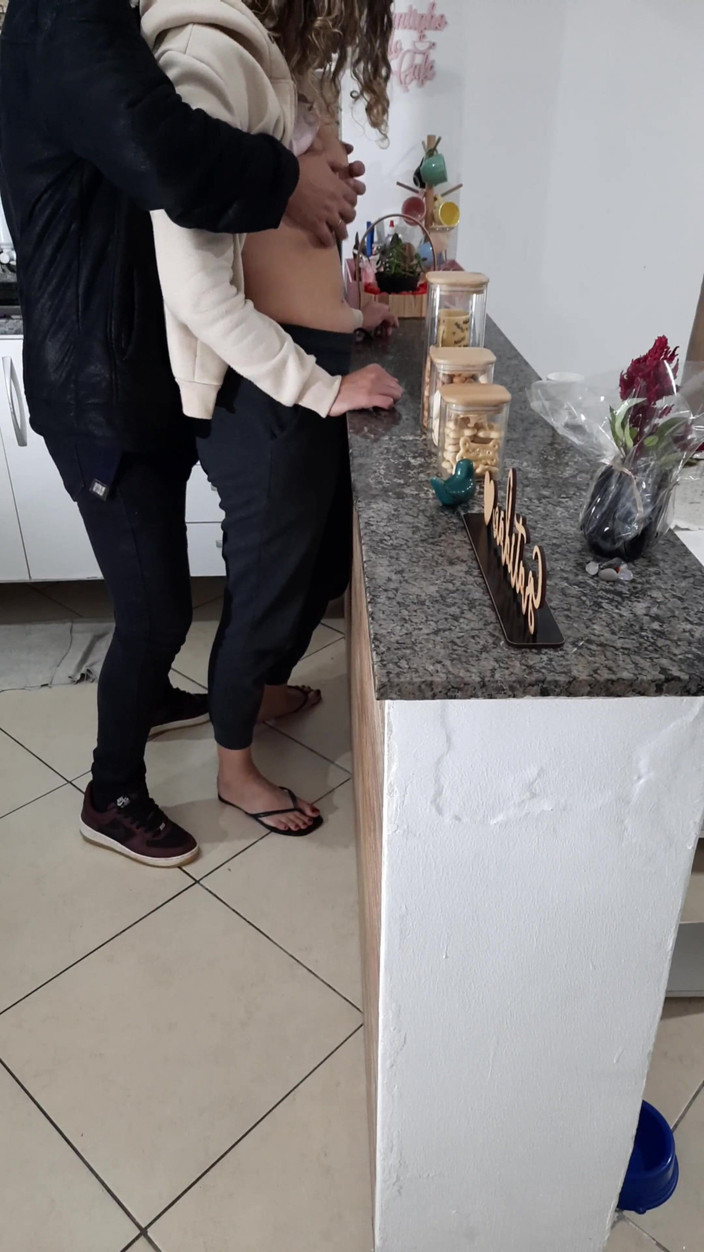 Gabi SweetCouplesStories: 继女一边吃早餐一边休息