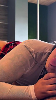 Una studentessa grande lascia che il suo sedere venga riempito di latte per superare il corso