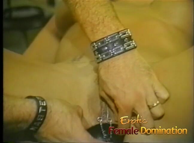 Erotic Female Domination: Dominare masculină biciuind o supusă țâțoasă și îi fute cu vibratorul gura și pizda