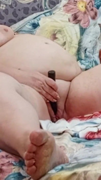 Vecina se fute în pizdă cu jucării sexuale