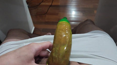 Lkdick8: 私の巨大なペニスにコンドームを付けようとしています