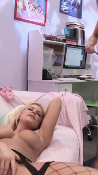 La mora bollente è sempre pronta per il suo amico eccitato e molto porco