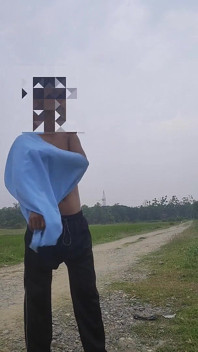 Videoclip sexual cu bărbați homosexuali în aer liber la marginea drumului