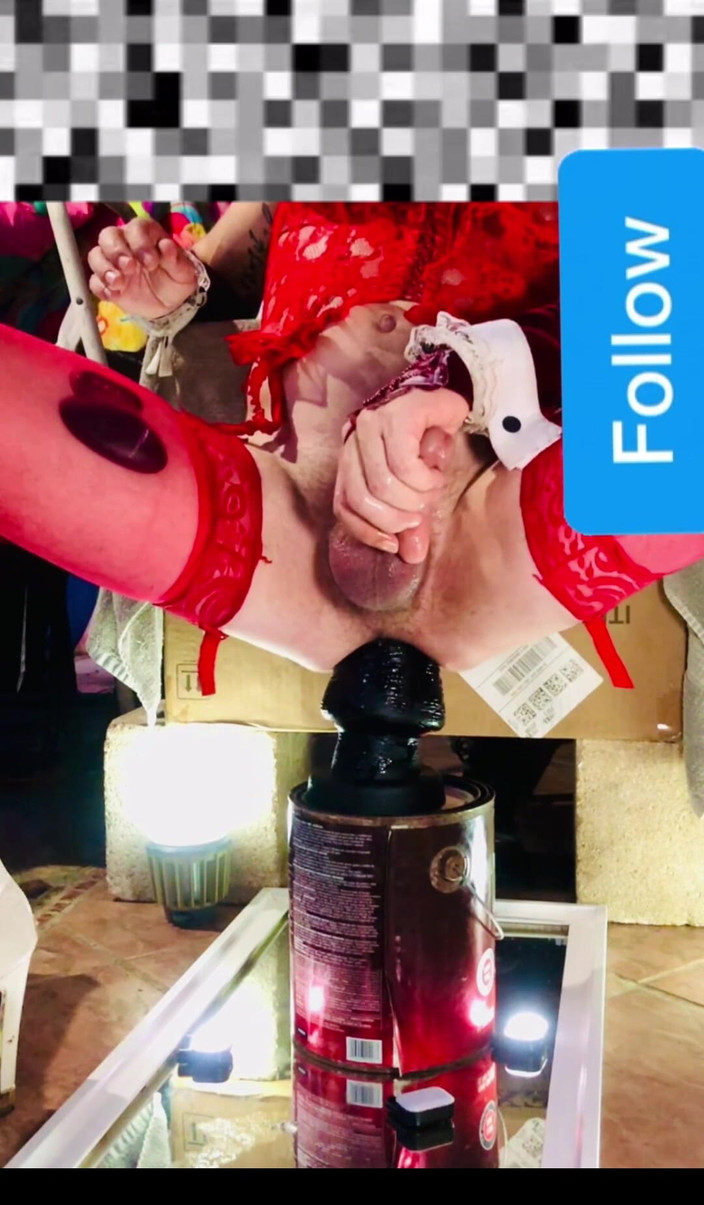 Benito414: Kadın kılıklı travesti lace bustier büyük büyük siyah dildoya atlıyor