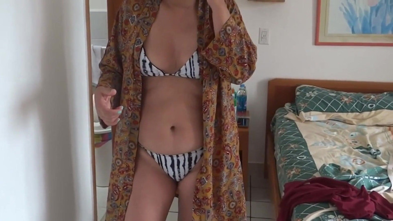 Ardientes69: Sulla spiaggia, il figliastro del mio amico si masturba guardandomi...