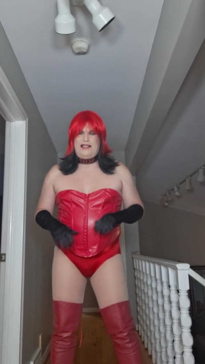 Victoria Lecherri: 赤と黒、サテンとレザー!