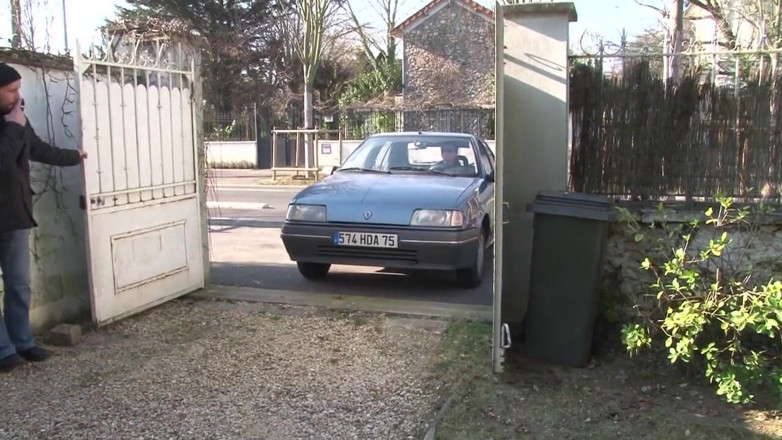Nude in France: Un pervertito arrapato si masturba su una donna anziana sotto...