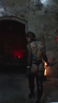 Mestra chicoteando sua bunda submissa