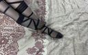Gloria Gimson: 발 페티쉬 애호가를 위한 침대에서 멋진 부드러운 솔로 블랙 스타킹을 입은 긴 미녀 다리