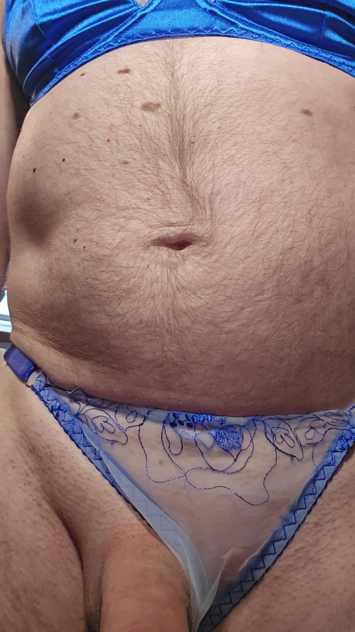 Fantasies in Lingerie: Novinho em sutiã azul de cetim e calcinha