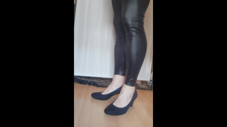 Nattalie Trans: Siyah sahte deri tayt ve yüksek topuklu ayakkabılar