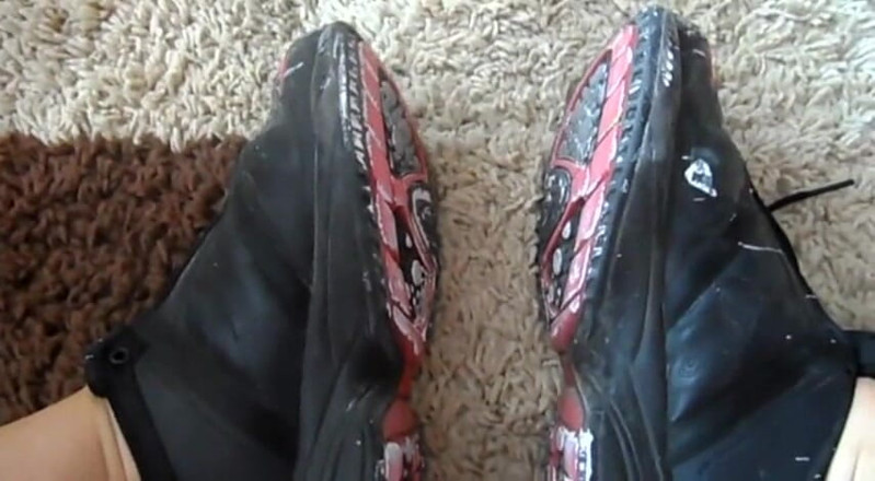 Foot Girls: Blonďatá kráska předvádí své boty