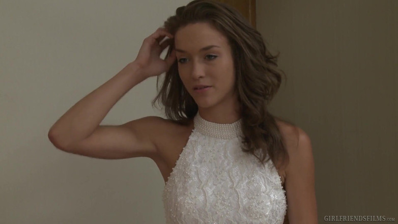 Girlfriends Films: Malena Morgan podłącza się do swojej milf druhny