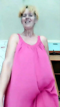 Heiße hausfrau im rosa kleid