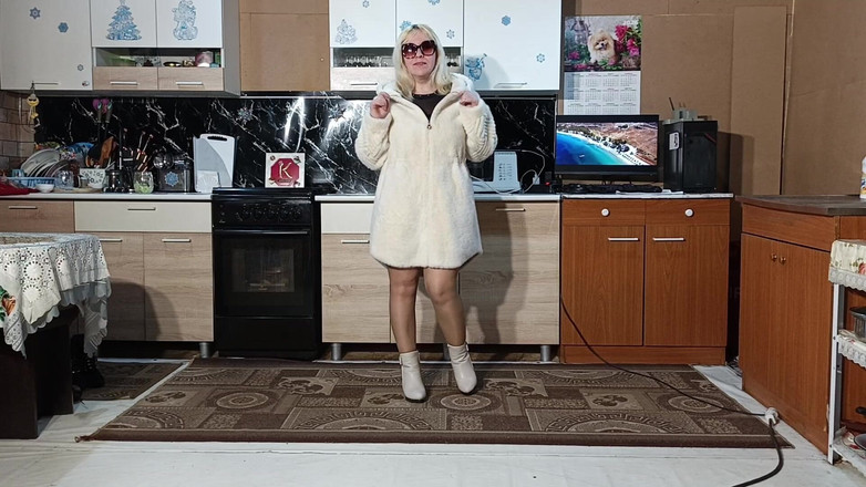 RedRoseRus: Nuovo cappotto di pelliccia - posare in cucina.