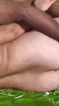 Une femme excitée canon et sexy se fait baiser par husaband