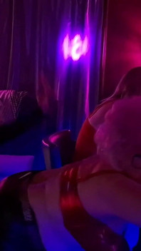 Veřejný bar prstění Frenzy - zralá holka kape mokrá