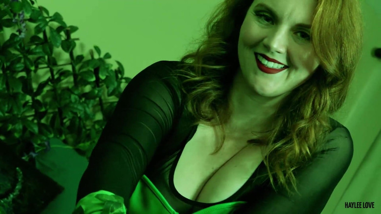 Haylee Love: Poison Ivy dělá Robin svou otrokyní, část 3