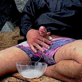 Hyperspermia: Io in spiaggia e raccoglio tutta l'eiaculazione in una ciotola