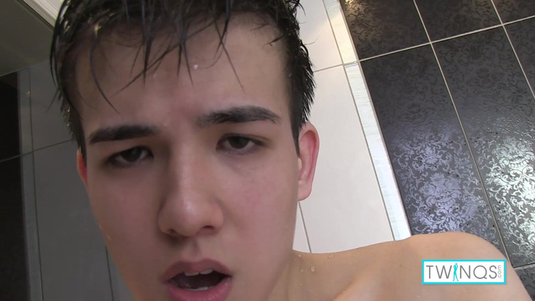 Twin Qs: Flaco twink Xander se frota la polla y juega con...