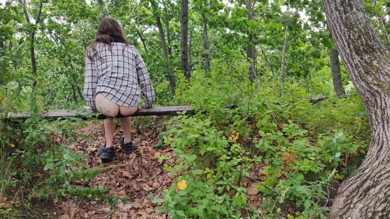 MissPopa: Mi culo desnudo y respirar aire fresco en el bosque