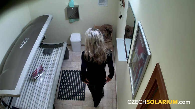 Czech Solarium: Czech Solarium 160: Gorąca blondynka rozbiera się na kamerze solarium
